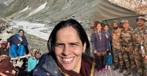 1358840303-badminton-player-saina-nehwal-parents-amarnath-yatra-video-viral-boldsky