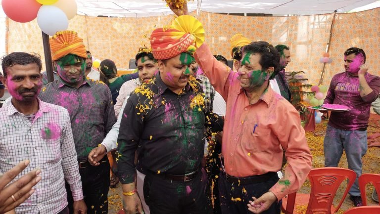 निगम में भी उडे़ हर्ष, उल्लास और खुशियों के रंग