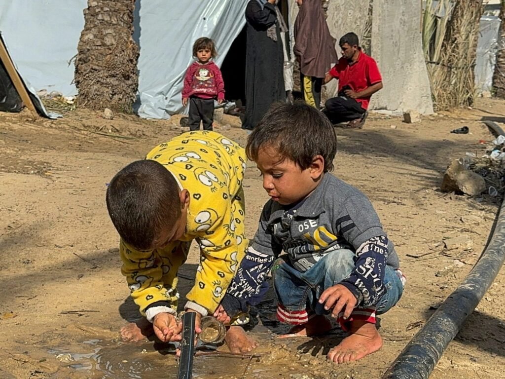 2023-12-08T145414Z_119060052_RC2XS4ANFXZ0_RTRMADP_3_ISRAEL-PALESTINIANS-GAZA-KHAN-YOUNIS-DISPLACED-1703065870-e1703070008641